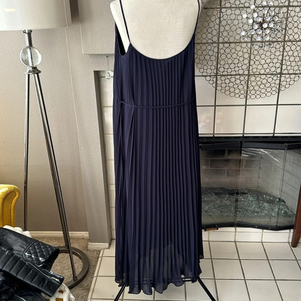 H & M navy blue accordian maxi dress sleeveless size medium - Picture 4 of 12